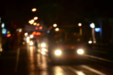 Karayolunda trafik bulanık gece sahne. Ufuk görüntü ile ışıklı farlar seyahat otomobil. Bokeh sanat