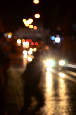 Karayolunda trafik bulanık gece sahne. Ufuk görüntü ile ışıklı farlar seyahat otomobil. Bokeh sanat