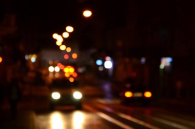 Karayolunda trafik bulanık gece sahne. Ufuk görüntü ile ışıklı farlar seyahat otomobil. Bokeh sanat