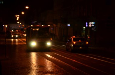 Karayolunda trafik bulanık gece sahne. Ufuk görüntü ile ışıklı farlar seyahat otomobil. Bokeh sanat