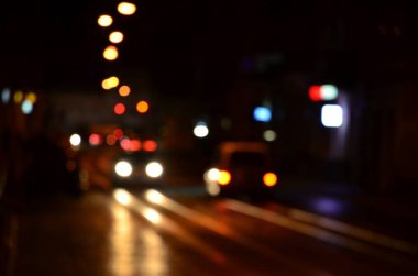 Karayolunda trafik bulanık gece sahne. Ufuk görüntü ile ışıklı farlar seyahat otomobil. Bokeh sanat