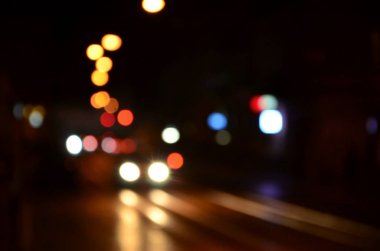 Karayolunda trafik bulanık gece sahne. Ufuk görüntü ile ışıklı farlar seyahat otomobil. Bokeh sanat