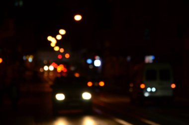 Karayolunda trafik bulanık gece sahne. Ufuk görüntü ile ışıklı farlar seyahat otomobil. Bokeh sanat