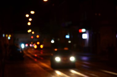 Karayolunda trafik bulanık gece sahne. Ufuk görüntü ile ışıklı farlar seyahat otomobil. Bokeh sanat