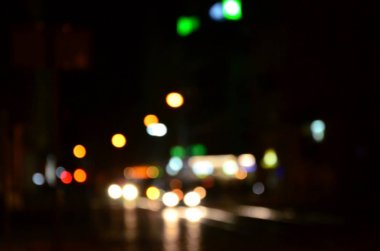 Karayolunda trafik bulanık gece sahne. Ufuk görüntü ile ışıklı farlar seyahat otomobil. Bokeh sanat