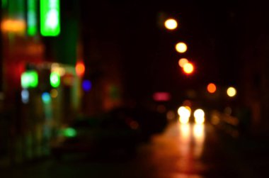 Karayolunda trafik bulanık gece sahne. Ufuk görüntü ile ışıklı farlar seyahat otomobil. Bokeh sanat