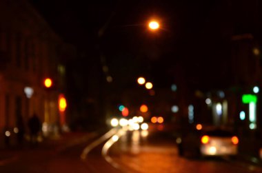 Karayolunda trafik bulanık gece sahne. Ufuk görüntü ile ışıklı farlar seyahat otomobil. Bokeh sanat