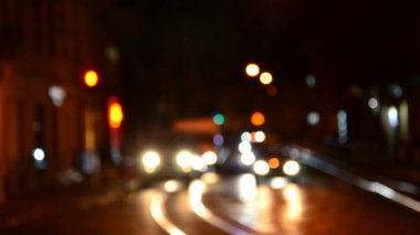 Karayolunda trafik bulanık gece sahne. Ufuk görüntü ile ışıklı farlar seyahat otomobil. Bokeh sanat