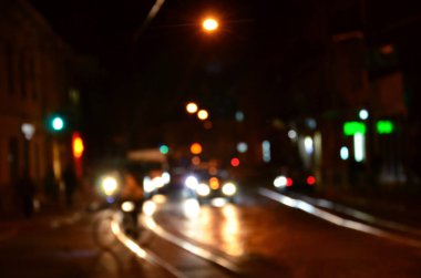 Karayolunda trafik bulanık gece sahne. Ufuk görüntü ile ışıklı farlar seyahat otomobil. Bokeh sanat