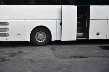 Turist otobüsü geziler için beyaz. Otobüs park yakınındaki bir park yerinde duruyor