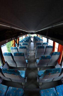 Turist otobüsü geziler ve uzun yolculuklar için iç. Bir sürü boş koltuk ve yerler için küçük Bagaj