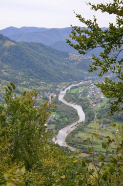 Mezhgorye Köyü, Karpat bölge güzel bir manzara. Konut yüksek orman Dağları ve uzun nehir çevrili bir sürü