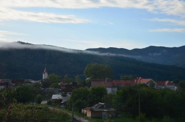 Apartmanın önünde kalın bir sis tabakası var. Karpatlar, Ukrayna dağlık bir bölgede yaşayan