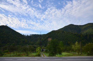 Asfalt yol sabah dağlık arazide