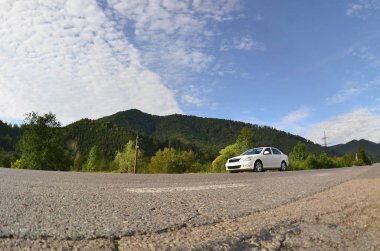 Asfalt yol sabah dağlık arazide
