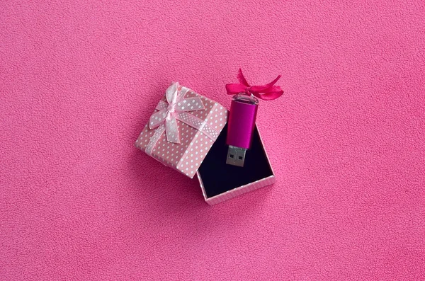 Розовая Флэш Карта Памяти Розовым Бантом Лежит Маленькой Подарочной Коробке — стоковое фото