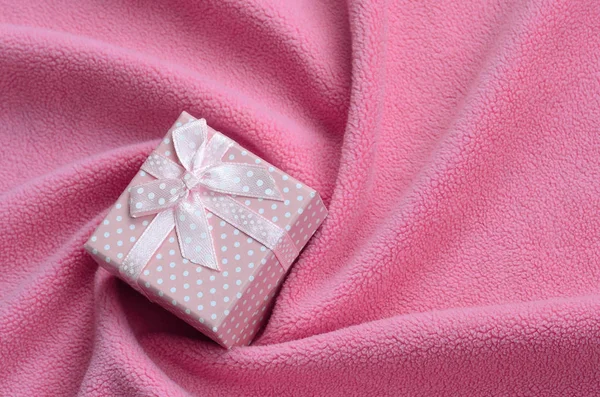 핑크에서 주름을 부드럽고 직물의 담요에 당신의 스러운 친구에 — 스톡 사진