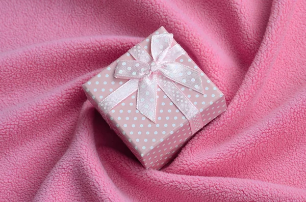 핑크에서 주름을 부드럽고 직물의 담요에 당신의 스러운 친구에 — 스톡 사진