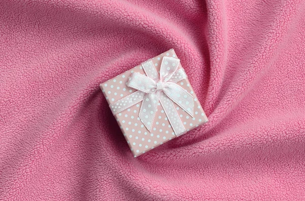 Una Piccola Confezione Regalo Rosa Con Piccolo Fiocco Trova Una — Foto Stock