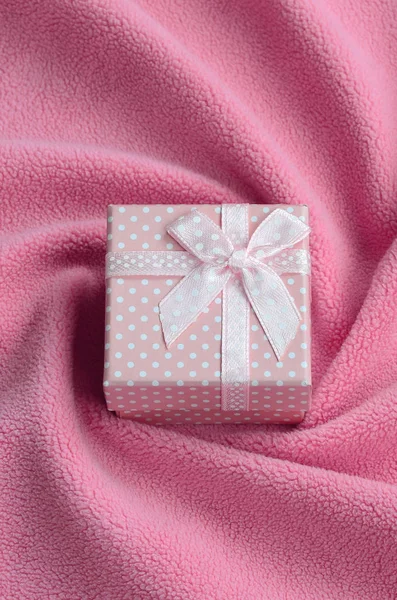 Una Piccola Confezione Regalo Rosa Con Piccolo Fiocco Trova Una — Foto Stock