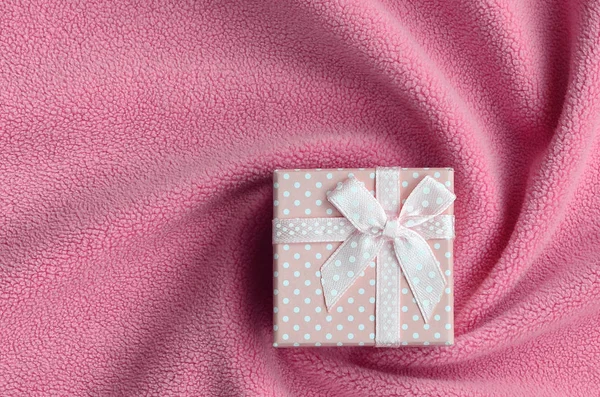 Una Pequeña Caja Regalo Rosa Con Pequeño Lazo Encuentra Sobre —  Fotos de Stock