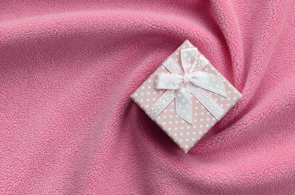 Een Kleine Giftdoos Roze Met Een Kleine Boog Ligt Een — Stockfoto