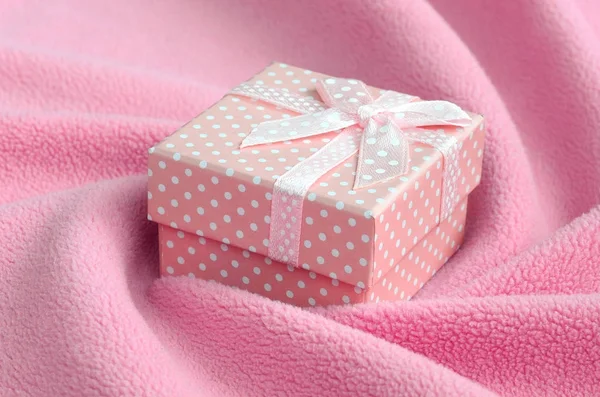 Een Kleine Giftdoos Roze Met Een Kleine Boog Ligt Een — Stockfoto