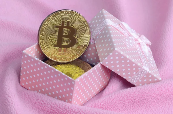 Bitcoin Doré Trouve Dans Une Petite Boîte Cadeau Rose Avec — Photo