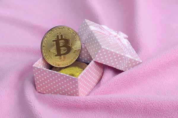 Bitcoin Doré Trouve Dans Une Petite Boîte Cadeau Rose Avec — Photo