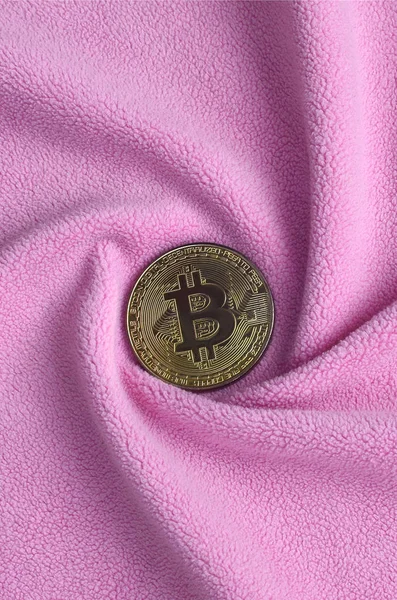 Bitcoin Doré Repose Sur Une Couverture Tissu Polaire Rose Clair — Photo