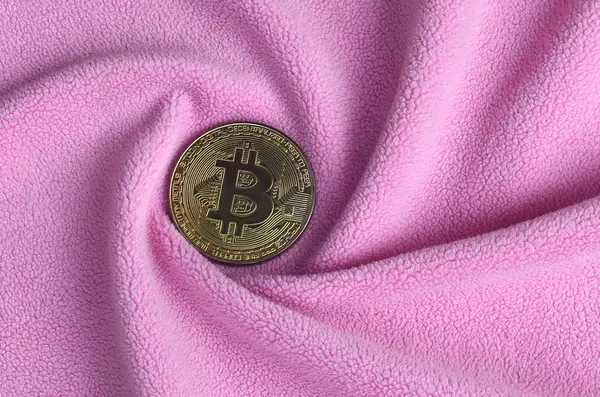 Bitcoin Doré Repose Sur Une Couverture Tissu Polaire Rose Clair — Photo