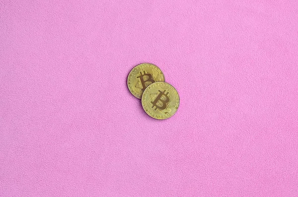 Dos Bitcoins Oro Encuentra Una Manta Hecha Suave Esponjosa Tela — Foto de Stock