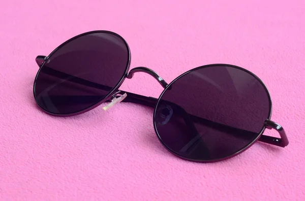 Elegantes Gafas Sol Negras Con Gafas Redondas Encuentra Una Manta —  Fotos de Stock