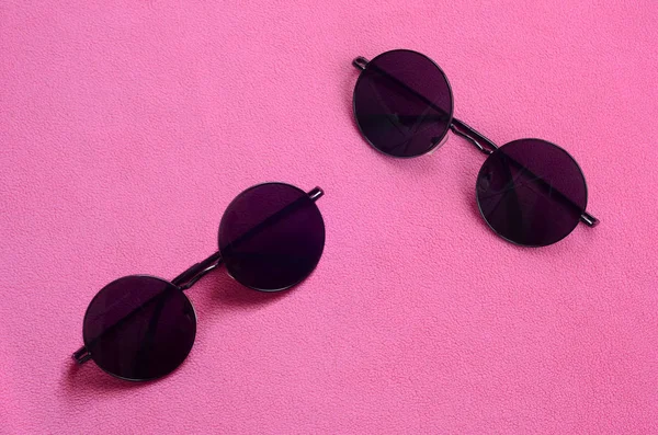 Dos Elegantes Gafas Sol Negras Con Gafas Redondas Encuentran Una — Foto de Stock