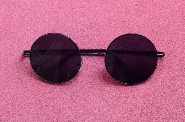Snygga Svarta Solglasögon Med Runda Glasögon Ligger Filt Gjord Mjuk — Stockfoto