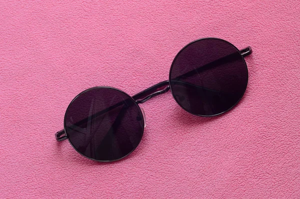 Stylowe Czarne Okulary Przeciwsłoneczne Okrągłe Okulary Leży Kocu Wykonane Tkaniny — Zdjęcie stockowe