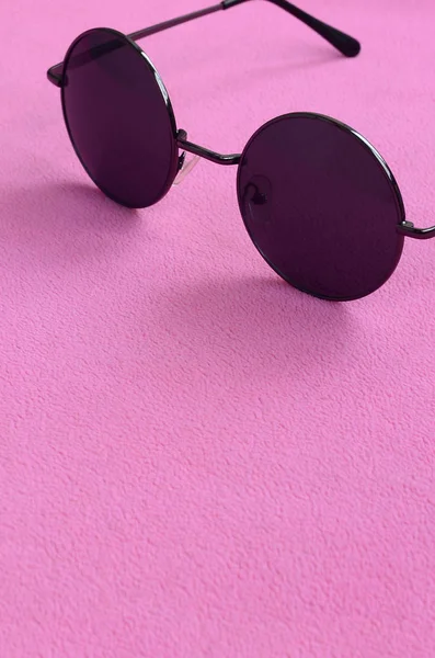 Óculos Sol Pretos Elegantes Com Óculos Redondos Estão Cobertor Feito — Fotografia de Stock