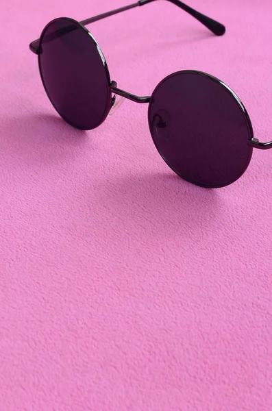 Elegantes Gafas Sol Negras Con Gafas Redondas Encuentra Una Manta — Foto de Stock