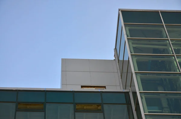 Moderní Kancelářská Budova Průhlednými Stěnami Skla Proti Modré Obloze — Stock fotografie