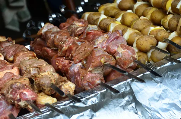 Carne Crua Batatas São Plantadas Espetos Metálicos Processo Cozinhar Kebabs — Fotografia de Stock