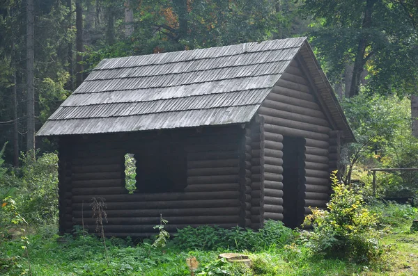 Kleine Natuurlijke Huis Dat Gebouwd Van Hout Het Gebouw Gelegen — Stockfoto