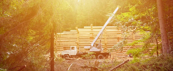 Proces Budowania Drewniany Dom Drewnianych Belek Cylindrycznym Kształcie Żuraw Stanie — Zdjęcie stockowe