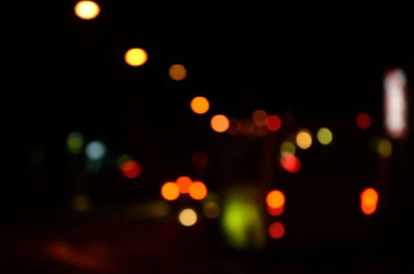 道路上的交通模糊的夜间场面 弥散的汽车与发光的车灯行驶的形象 散景艺术 — 图库照片