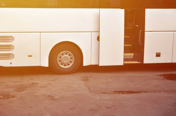 Ônibus Turístico Branco Para Excursões Ônibus Está Estacionado Estacionamento Perto — Fotografia de Stock