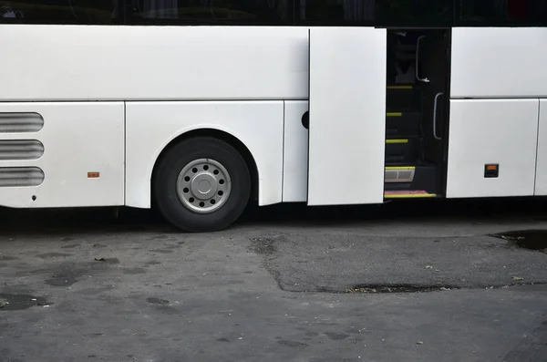 화이트 버스는 주차장에 — 스톡 사진