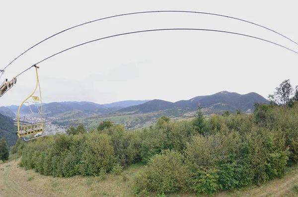 カルパティア山脈の つマウント Makovitsa の背景にケーブルカーのシステム — ストック写真