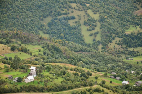 Karpatlar Ukrayna Dağlık Arazide Parçası Orman Karpat Dağları Kabartmaları Tarafından — Stok fotoğraf