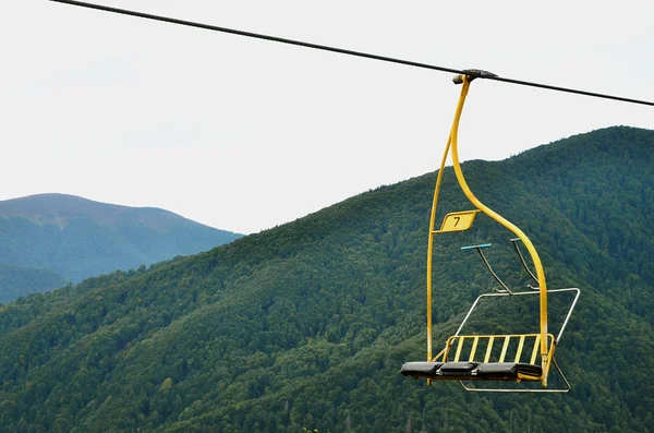 缆车的座位在 Makovitsa 山的背景下 — 图库照片