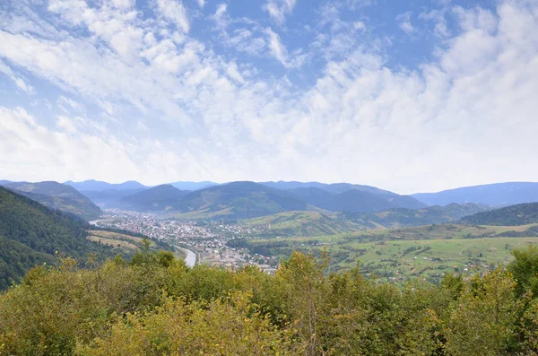 Uma Bela Vista Aldeia Mezhgorye Região Dos Cárpatos Monte Edifícios — Fotografia de Stock