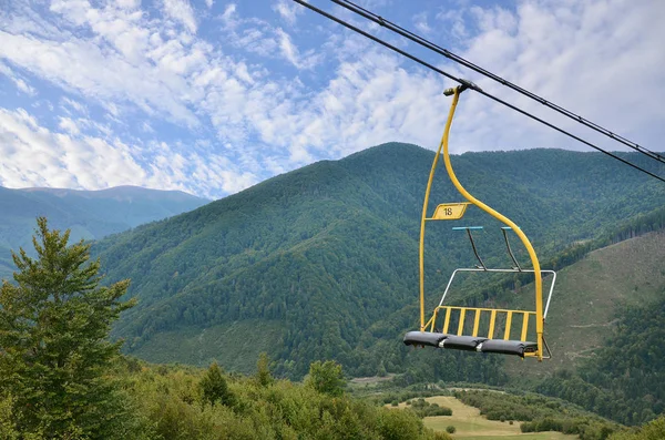 Sedačky Lanovky Pozadí Mount Makovitsa Jeden Karpatských Hor — Stock fotografie